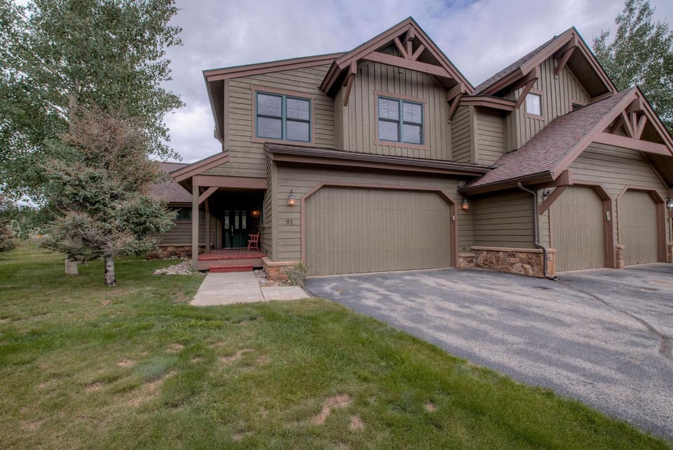 Spacious 4BR Near Trails with Shuttle to Slopes House in Breckenridge