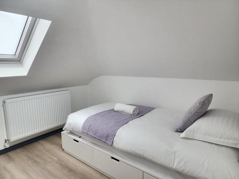 Luxury large 3-Bed Apartment with AC, Sleeps 8, Free Parking, Netflix, WiFi,120sqm size Apartment in Cherwell District