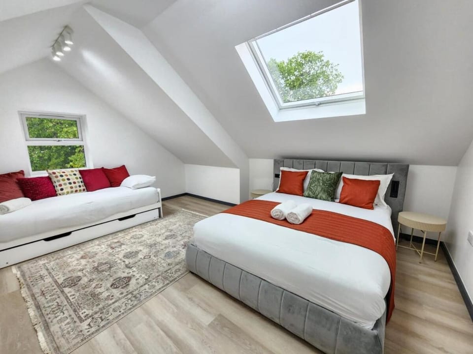 Luxury large 3-Bed Apartment with AC, Sleeps 8, Free Parking, Netflix, WiFi,120sqm size Apartment in Cherwell District