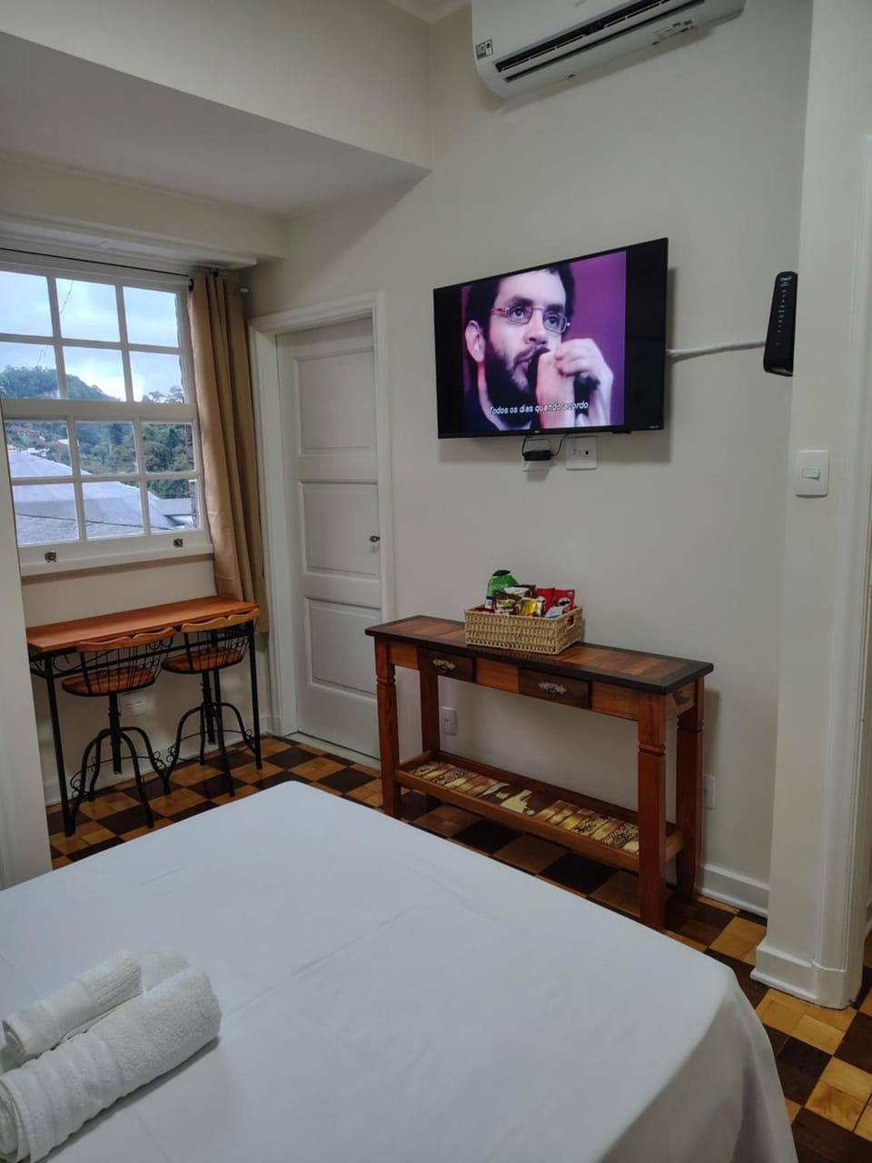 TV and multimedia, Photo of the whole room, air conditioner