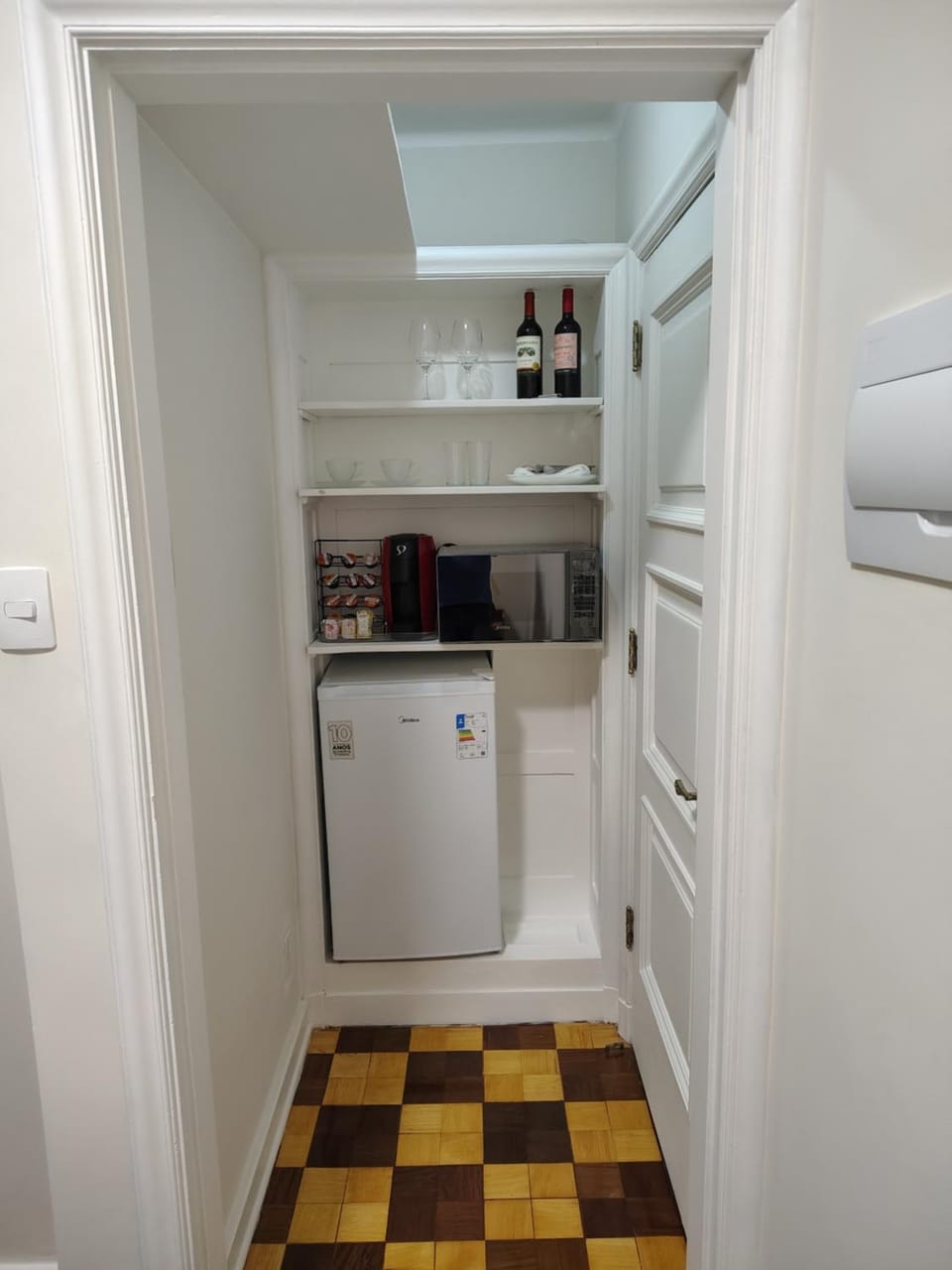 Kitchen or kitchenette, minibar, oven