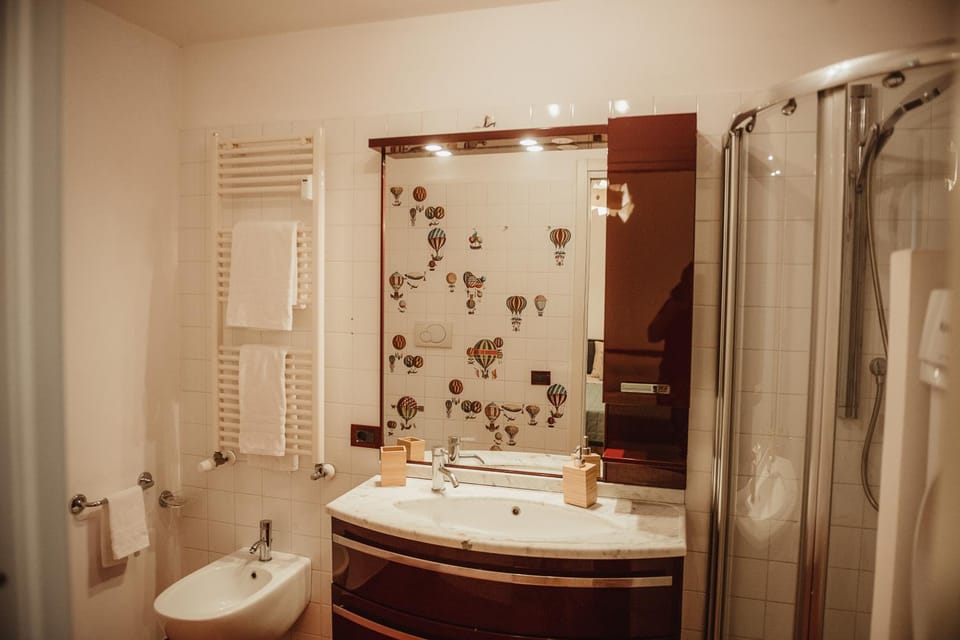Shower, Toilet, Bathroom, towels