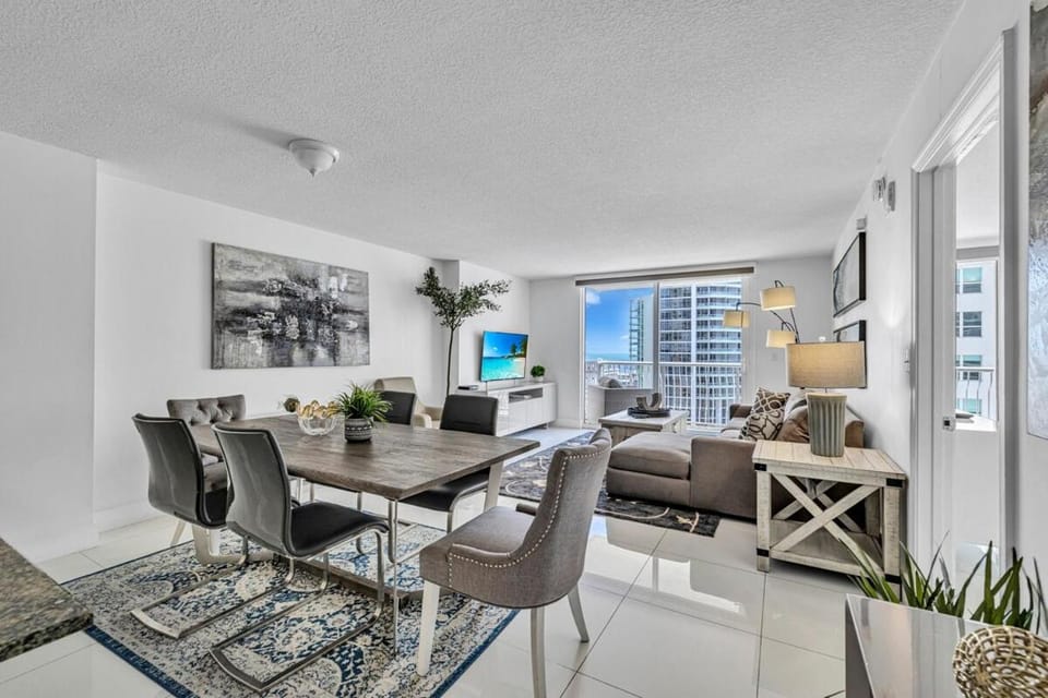 Spacious 1 Bed 1 BTH Brickell Ocean View Apartment in Brickell