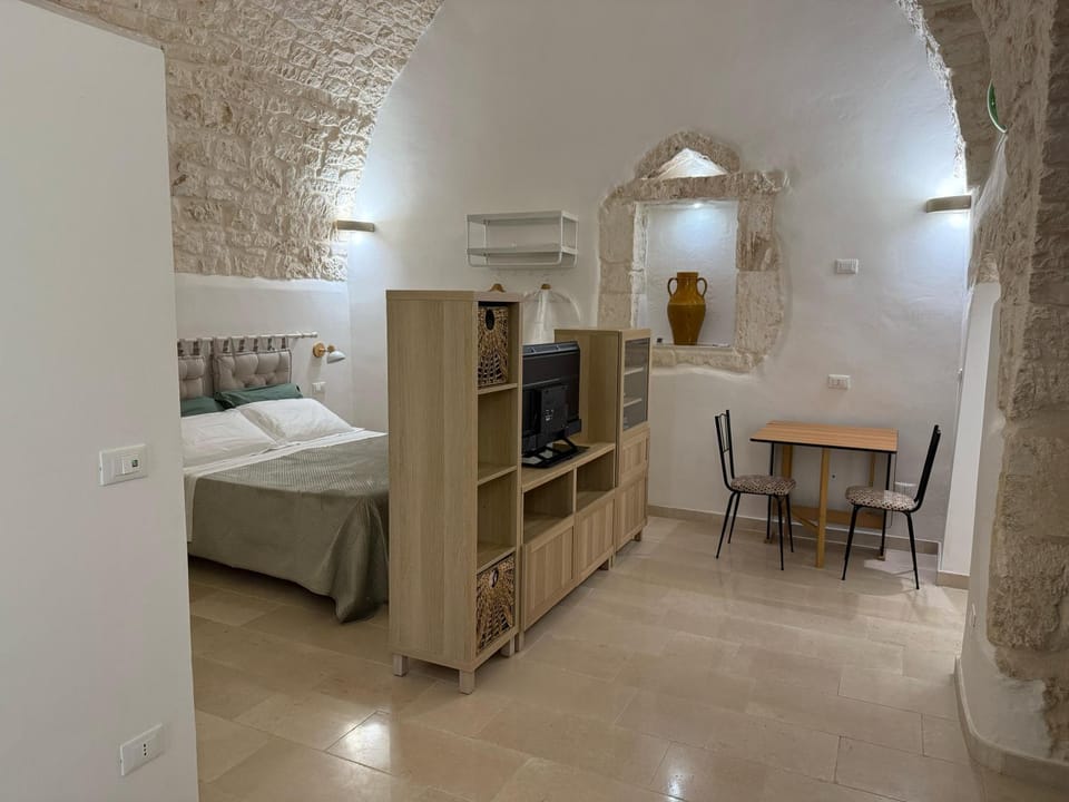 Bed, TV and multimedia, Photo of the whole room, Dining area, Bedroom, wardrobe