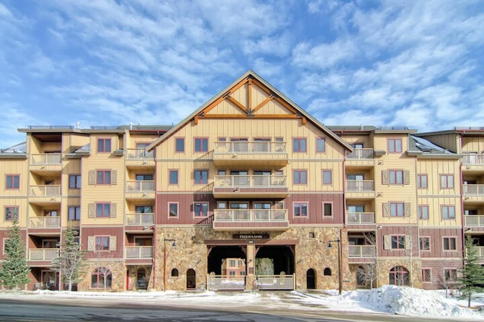 3 BDR for 10 with Pool & Hot Tub Mins to Ski Lift House in Keystone