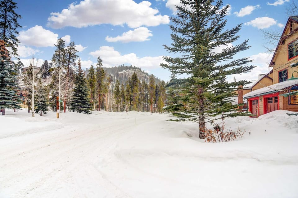 3 BDR for 10 with Pool & Hot Tub Mins to Ski Lift House in Keystone