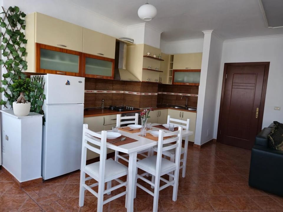 Kitchen or kitchenette, Dining area, oven, stove