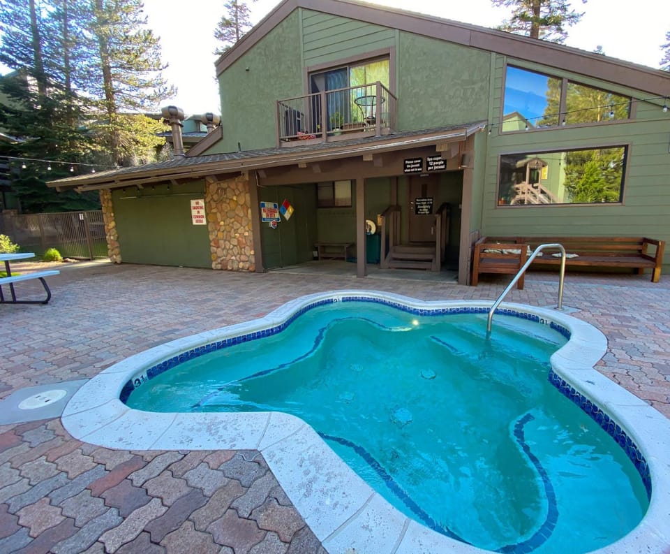 St Anton Getaway Shared BBQ Pool & Hot Tub House in Mammoth Lakes