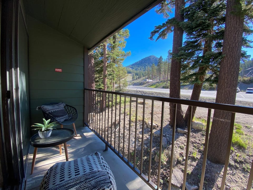 St Anton Getaway Shared BBQ Pool & Hot Tub House in Mammoth Lakes