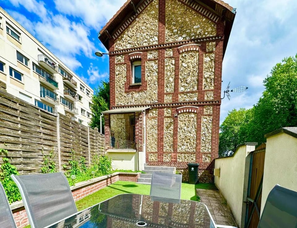 La Coloc' Rouen Docks T5 4 Bathrooms Garden House in Rouen
