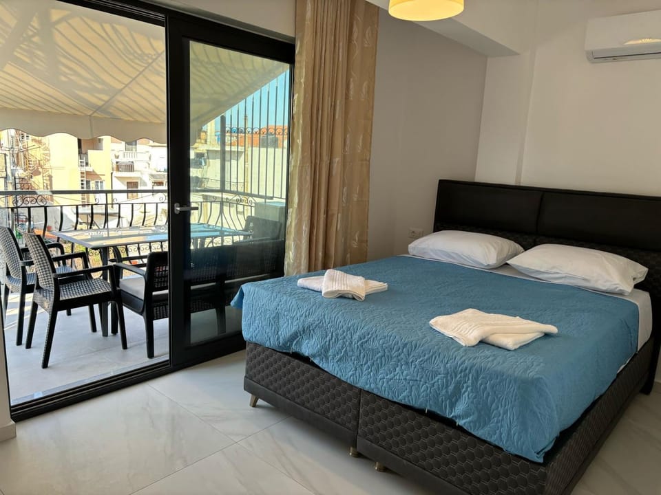 Bed, Balcony/Terrace, Seating area, Bedroom, air conditioner