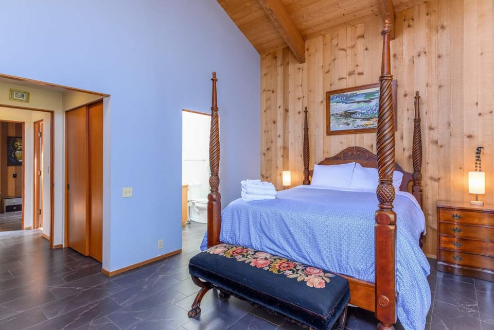 Beautiful Family Home for 6 with Hot Tub in Redwoods House in Sonoma County