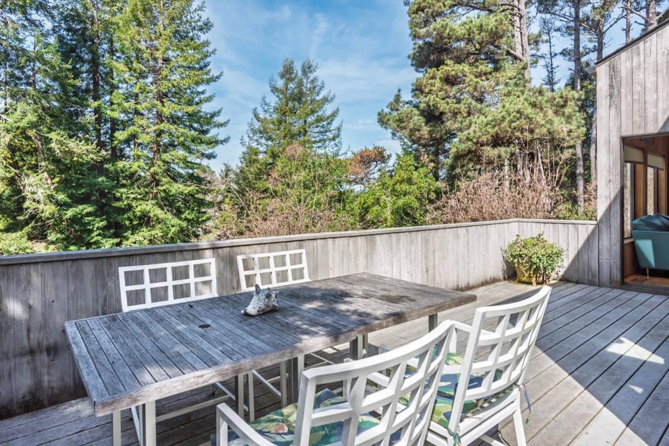 Beautiful Family Home for 6 with Hot Tub in Redwoods House in Sonoma County