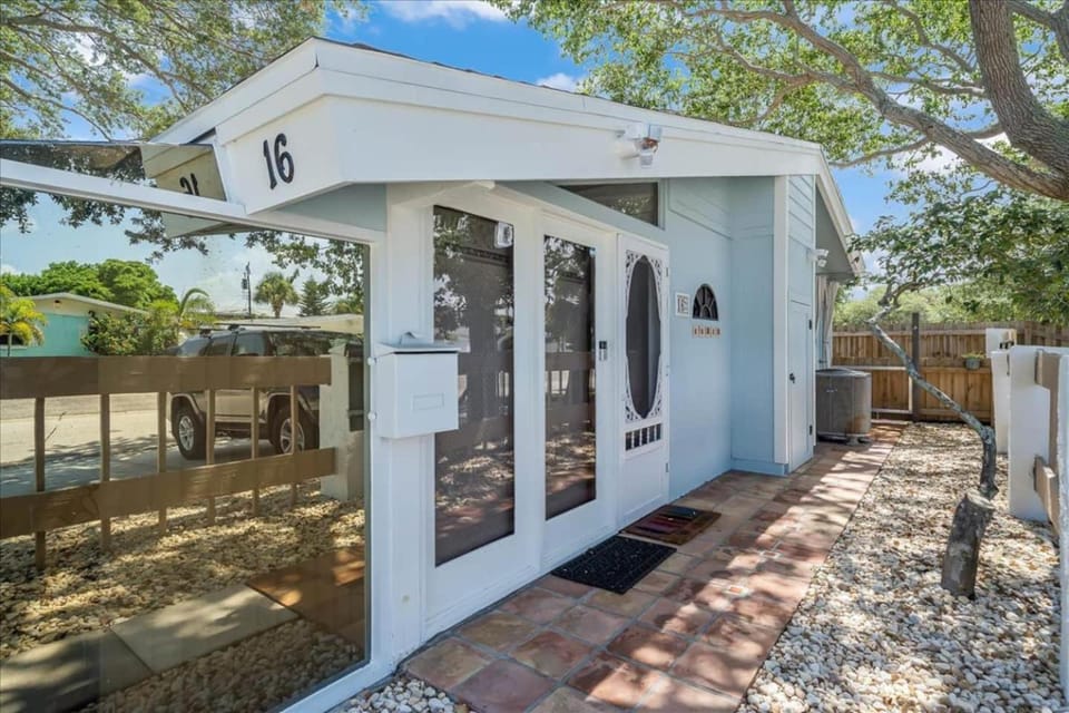 Quiet secluded townhouse just steps to the beach! House in Cape Canaveral