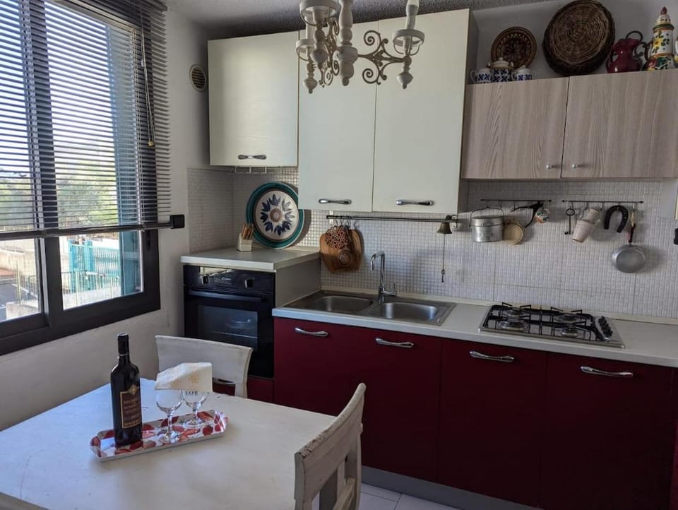 Kitchen or kitchenette, Dining area