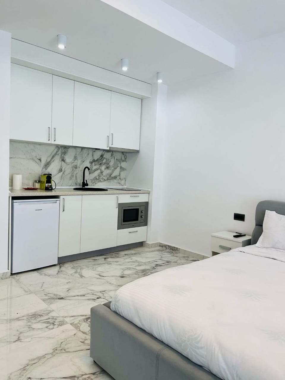 Kitchen or kitchenette, microwave, stove