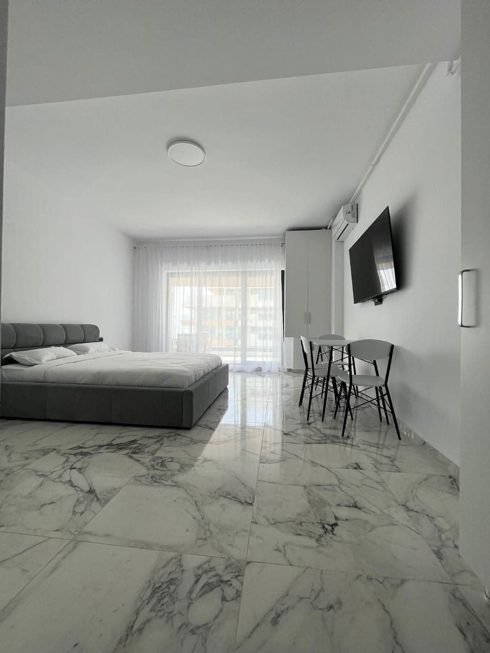 Bed, TV and multimedia, Dining area