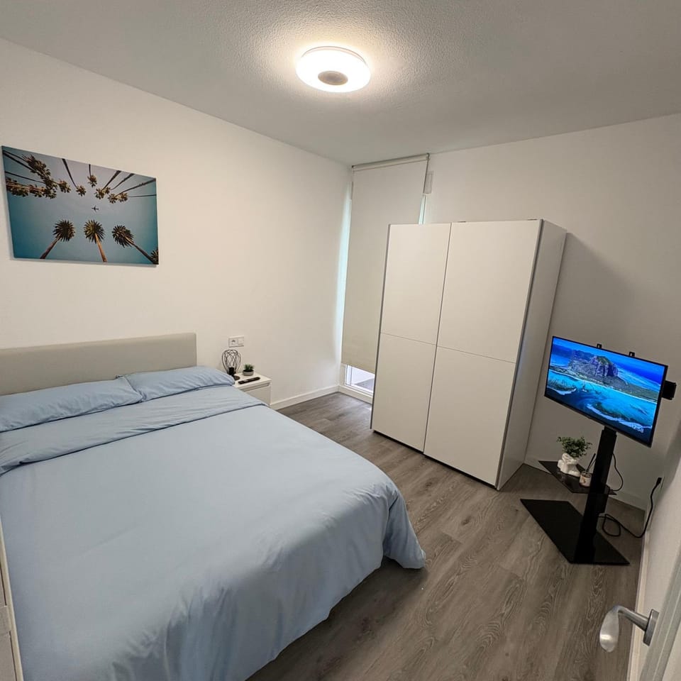 Bed, TV and multimedia, Photo of the whole room, Bedroom, wardrobe