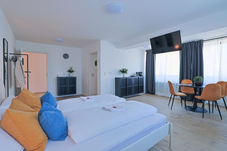 Communal lounge/ TV room, Bed, TV and multimedia, Photo of the whole room, Seating area, Dining area, Bedroom, towels, wardrobe
