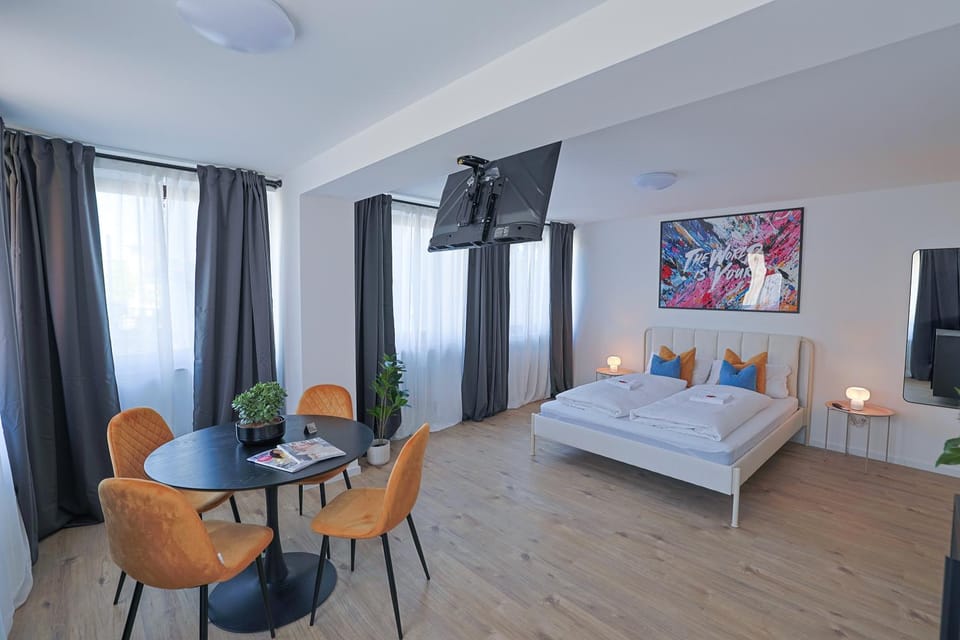 Bed, TV and multimedia, Photo of the whole room, Seating area, Dining area, Evening entertainment, Bedroom