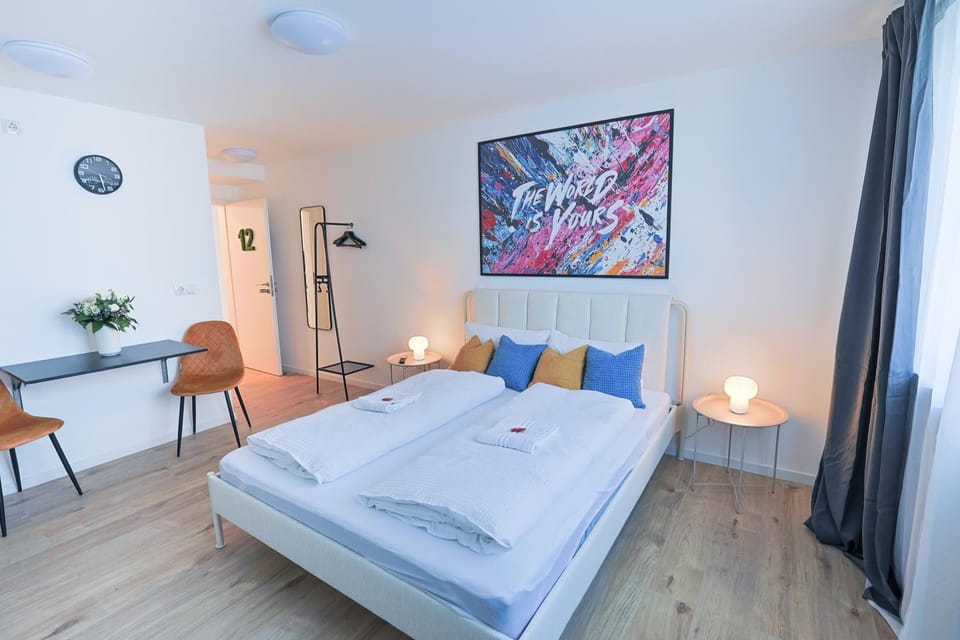 Bed, TV and multimedia, Photo of the whole room, Seating area, Bedroom