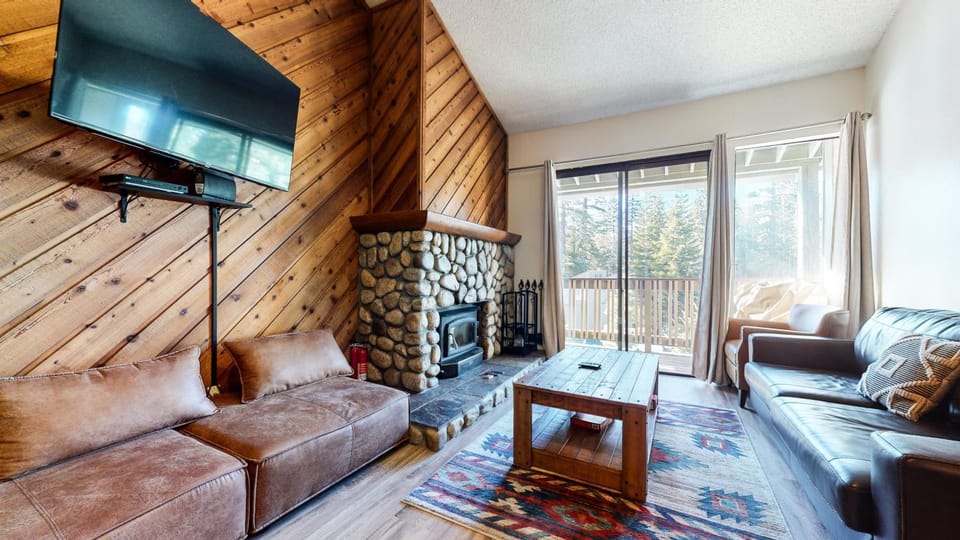 Crestview #2 Close to The Village Near Year-Round Outdoor Activities House in Mammoth Lakes