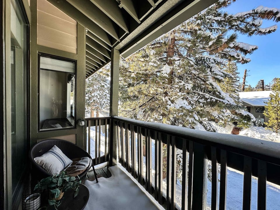 Chic 1 BDR Loft with Hot Tub Near Canyon Lodge House in Mammoth Lakes