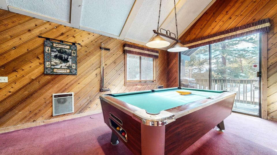 Chic 1 BDR Loft with Hot Tub Near Canyon Lodge House in Mammoth Lakes