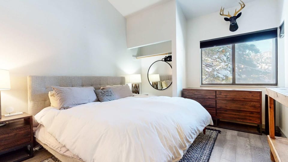 Chic 1 BDR Loft with Hot Tub Near Canyon Lodge House in Mammoth Lakes