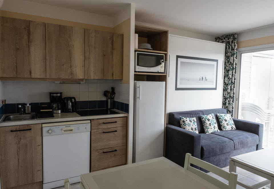 Kitchen or kitchenette, Living room, Dining area