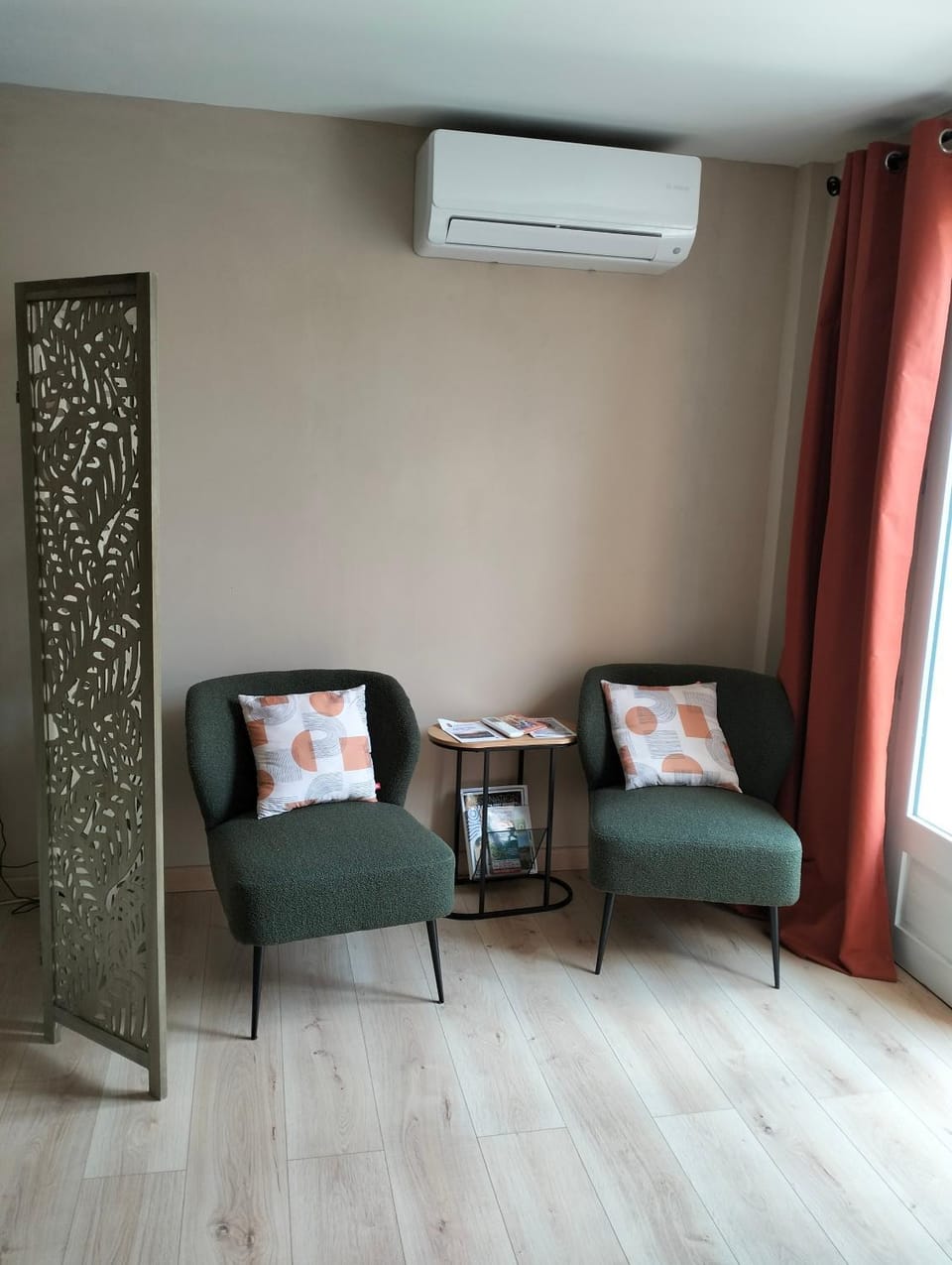 Seating area, air conditioner