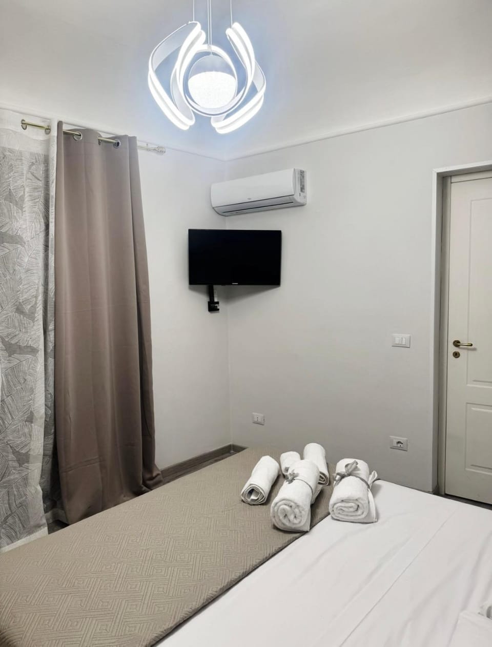 Bed, TV and multimedia, Photo of the whole room, Bedroom, towels, air conditioner