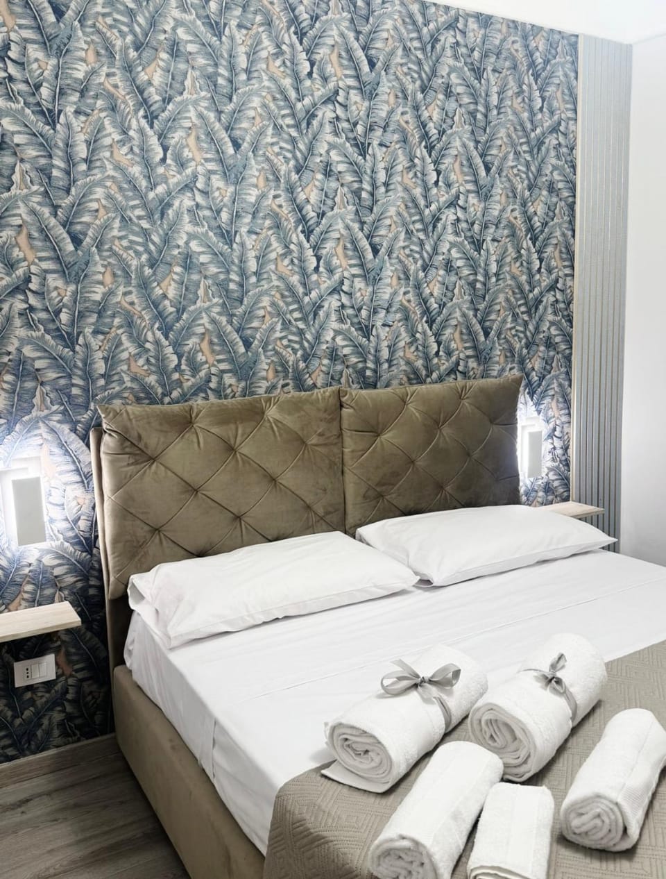 Bed, Photo of the whole room, Bedroom, towels