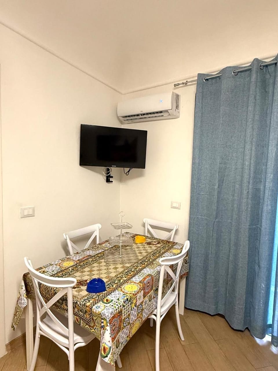 Communal lounge/ TV room, TV and multimedia, Living room, Seating area, Dining area, Evening entertainment, air conditioner