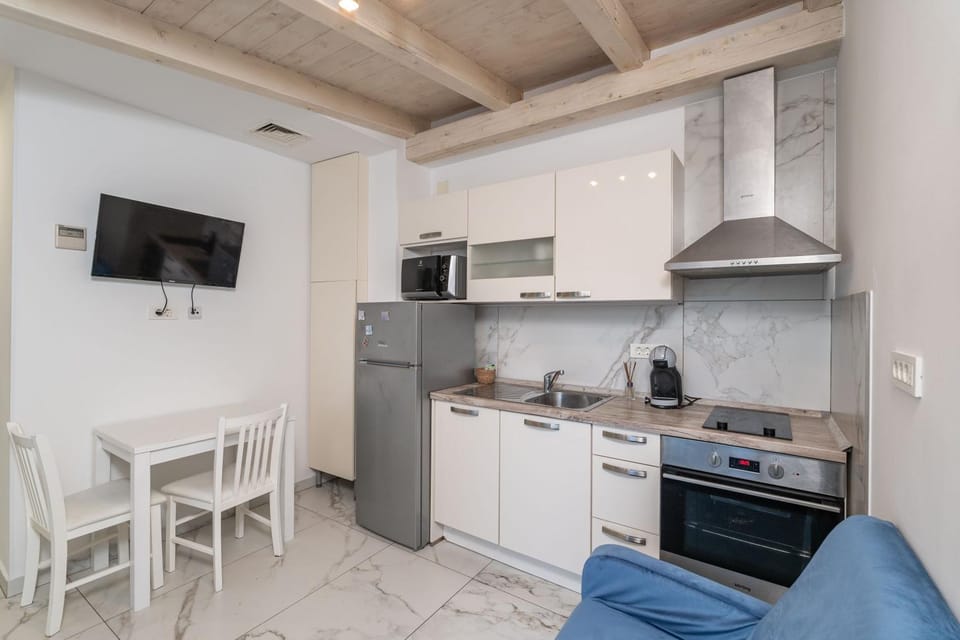 TV and multimedia, Kitchen or kitchenette, Dining area, dishwasher, oven, stove