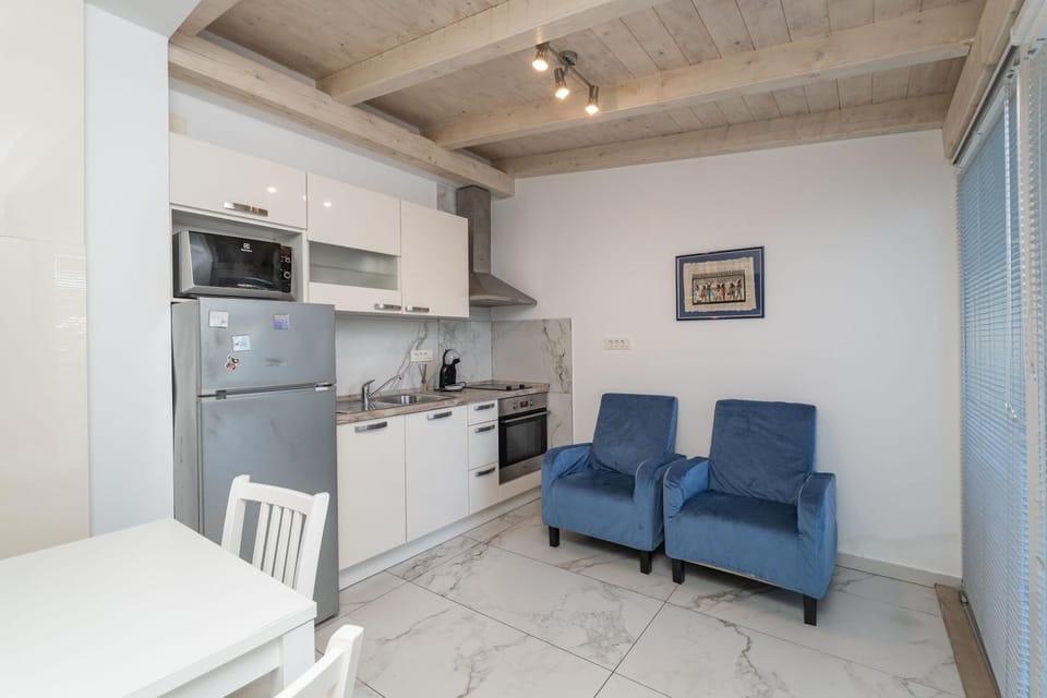 Kitchen or kitchenette, Living room, Seating area, Dining area, oven, stove