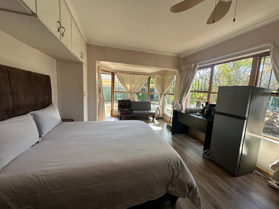 Bed, Kitchen or kitchenette, Bedroom