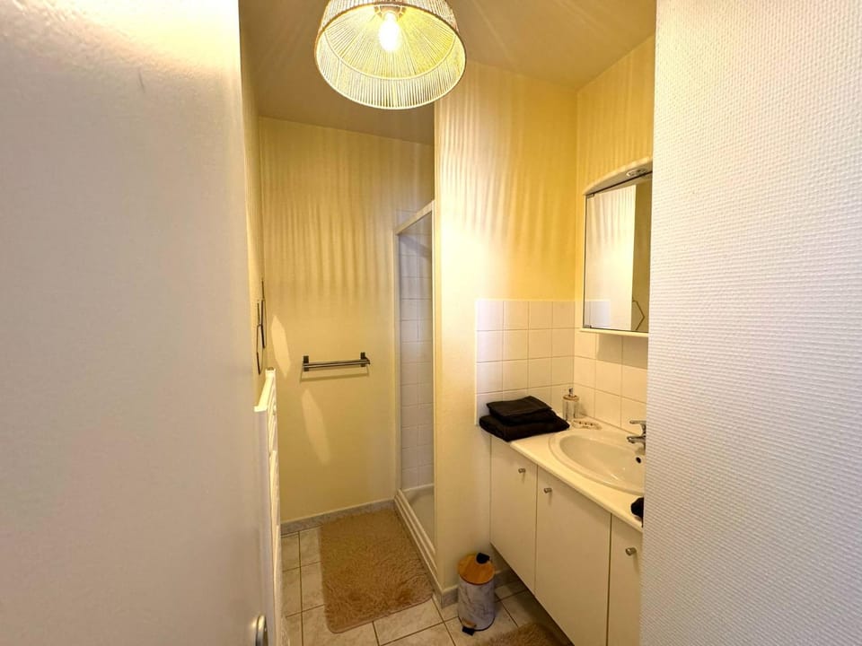 Appartement confort laval Apartment in Laval