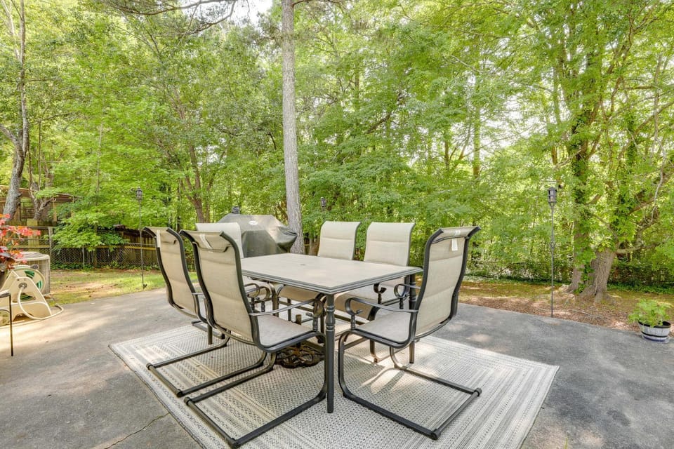 4 Mi to Stone Mountain: Retreat w/ Office! House in Georgia