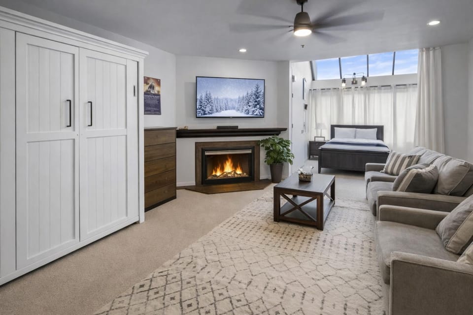 165 Ski-In Ski-Out Studio at Park City Mountain Resort. Pool, Hottub, Gym. by SkyRun Park City Apartment in Park City