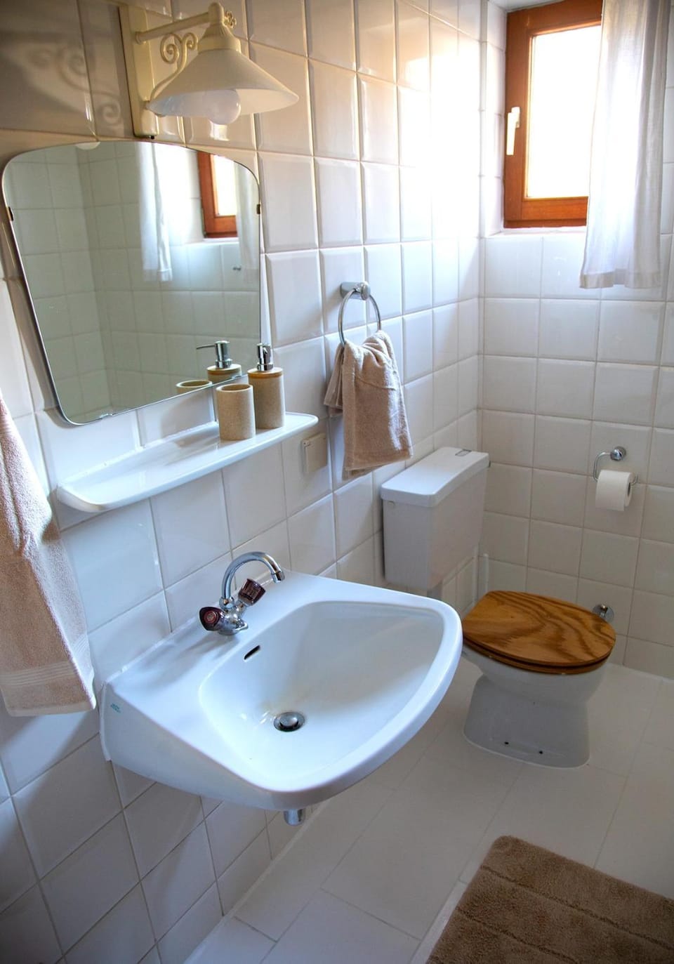 Toilet, Bathroom, towels