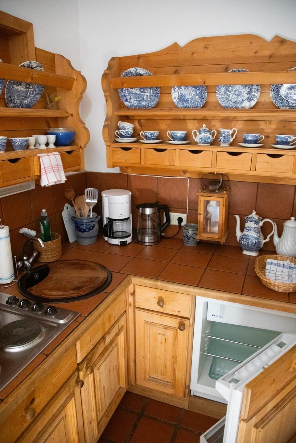 Coffee/tea facilities, Kitchen or kitchenette, stove