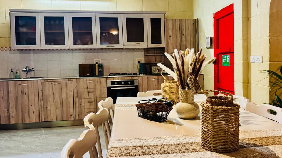 Kitchen or kitchenette, Dining area, stove