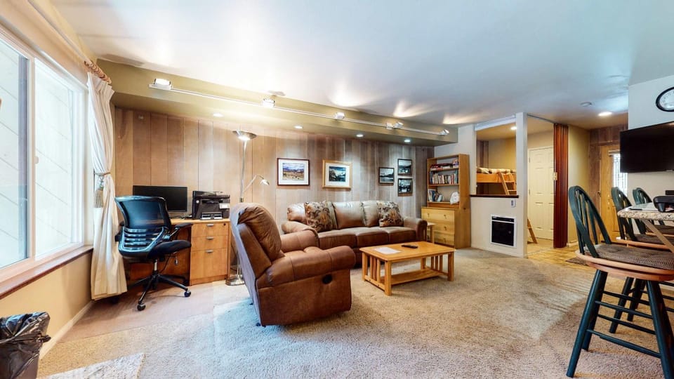 Horizons Communal Sauna & Hot Tub House in Mammoth Lakes