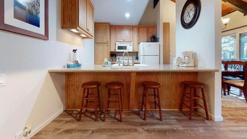 Horizons 4 Communal Rec Room & Pool House in Mammoth Lakes