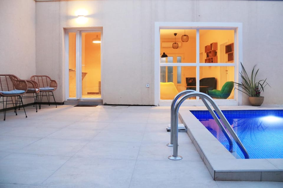 Patio, Swimming pool, sunbed