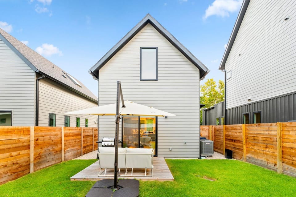 Stylish 2 bedroom Retreat in South Austin House in South Congress