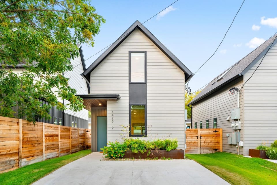 Stylish 2 bedroom Retreat in South Austin House in South Congress