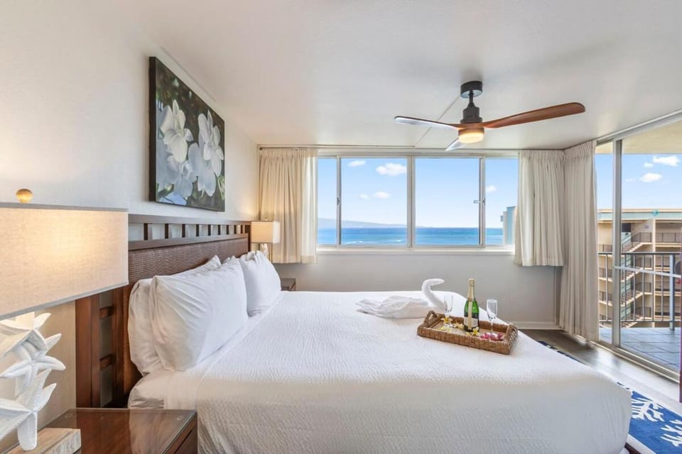 Royal Kahana 808- Remodeled coastal stunner, AC, ocean & island view Apartment in Napili-Honokowai