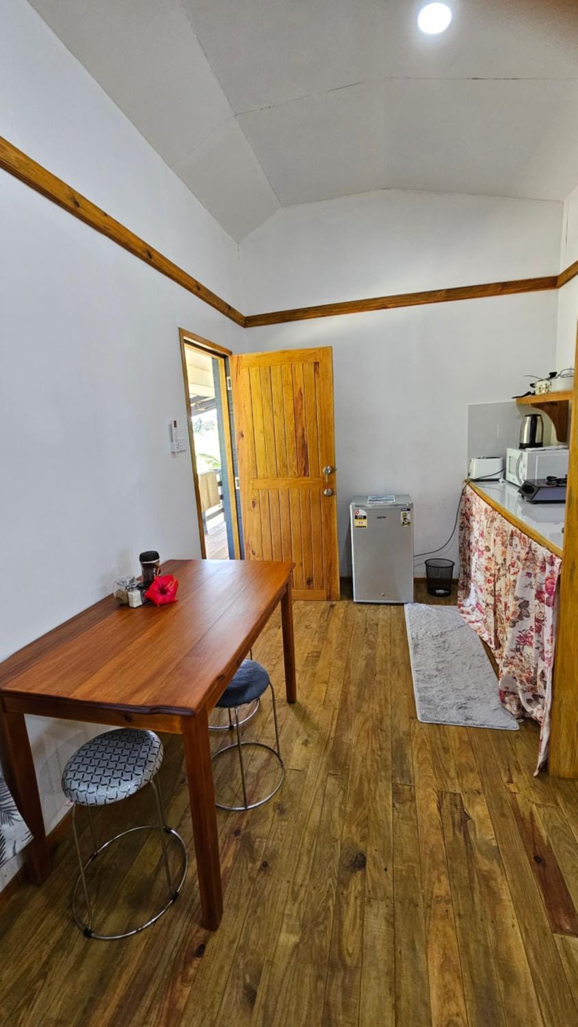 Kitchen or kitchenette, Dining area, stove
